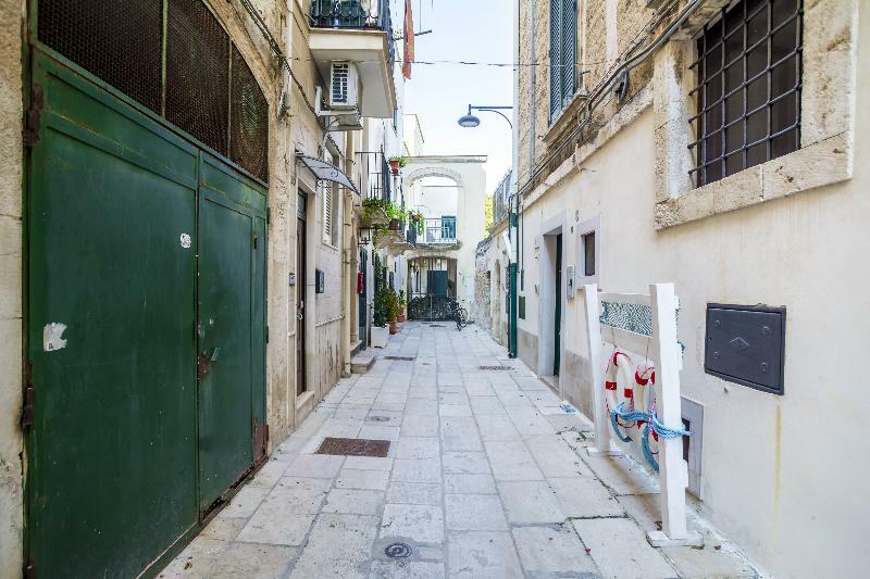 Vico De Amicis 30 Hotel Monopoli Exterior photo
